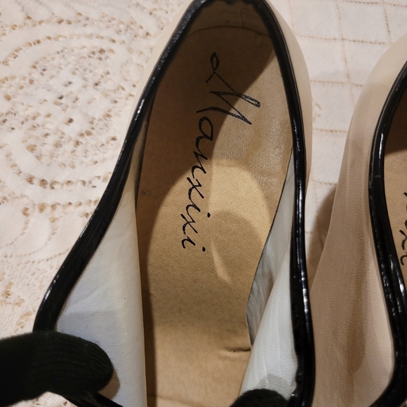 Cream and Black Bow Heels - Picture 6 of 8